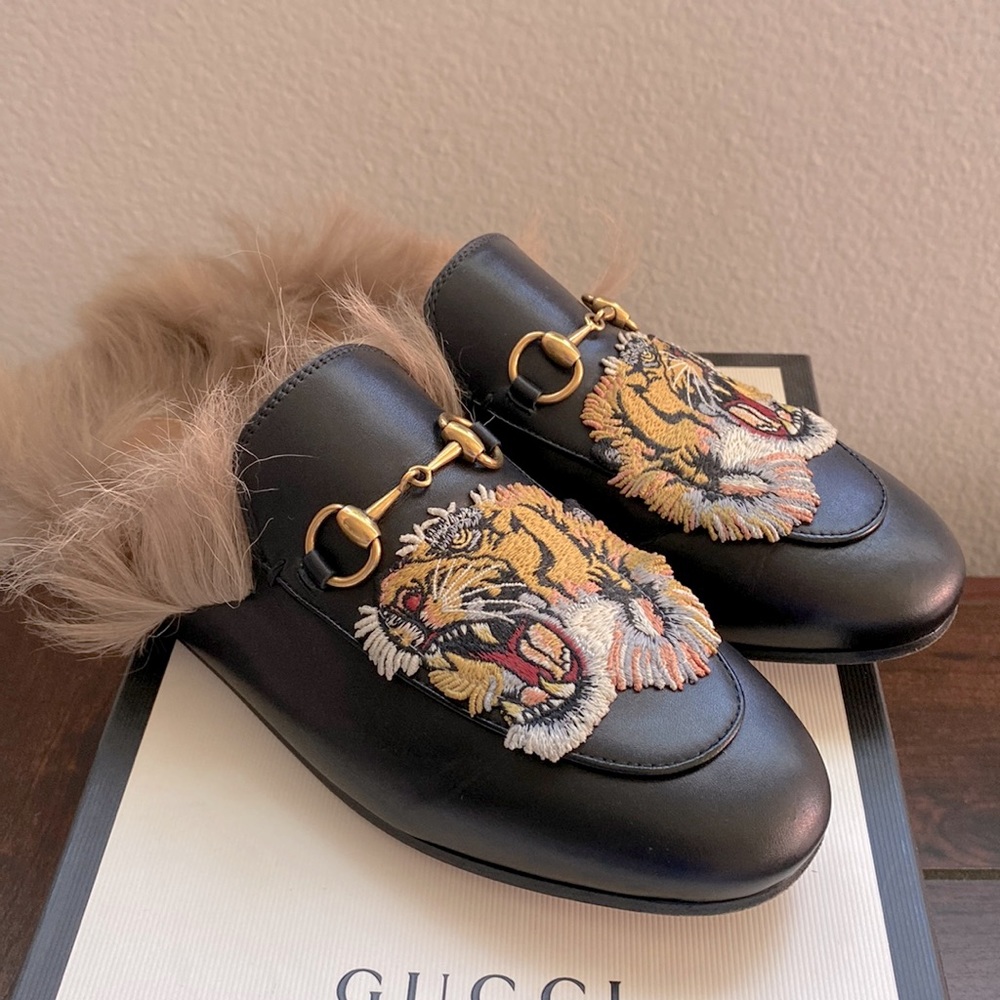 Women’s Gucci tiger embroidery Princetown with fur